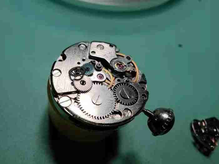 时光的守护者 孙元华的钟表维修店