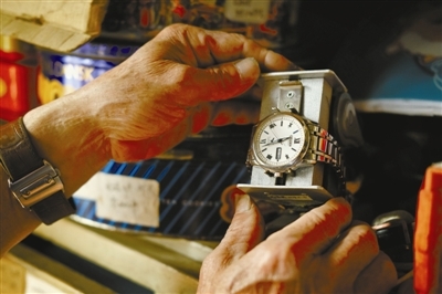 修理钟表40年 鄞州老人的时光守望